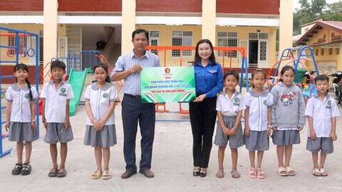 Hội đồng đội Trung ương tặng sân chơi thiếu nhi cho học sinh phường Tịnh Biên
