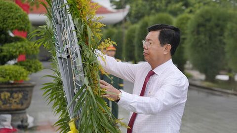 An Giang tổ chức viếng Nghĩa trang Liệt sĩ tỉnh, nhân kỷ niệm 80 năm Cách mạng tháng Tám và Quốc khánh 2/9