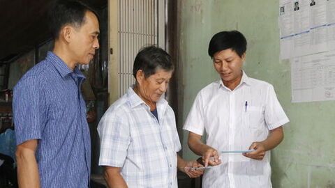 Những bí thư chi bộ làm cầu nối đưa thông tin bầu cử đến với người dân