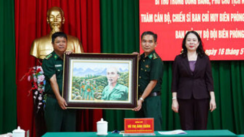 Phó Chủ tịch nước Võ Thị Ánh Xuân thăm cán bộ, chiến sỹ Ban Chỉ huy biên phòng Cửa khẩu cảng Dương Đông