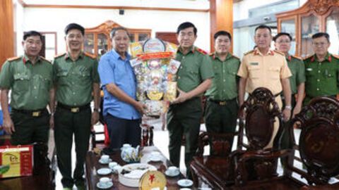 Giám đốc Công an tỉnh An Giang chúc tết các đồng chí nguyên lãnh đạo tỉnh và Công an tỉnh Kiên Giang (cũ)