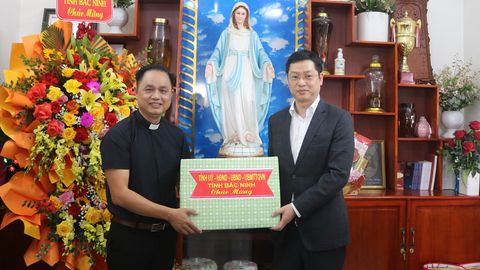 Phó Bí thư Tỉnh ủy Trần Huy Phương thăm, chúc mừng Giáo xứ Thiết Nham nhân dịp Lễ Giáng sinh
