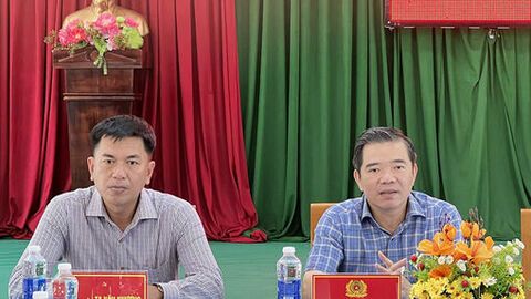 Thăm, động viên cán bộ, chiến sĩ Công an xã Khánh Bình