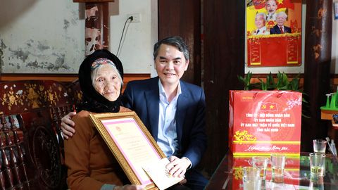 Trưởng Ban Tổ chức Tỉnh ủy Vũ Minh Hiếu tặng quà Tết người cao tuổi, hộ nghèo tại xã Lục Nam