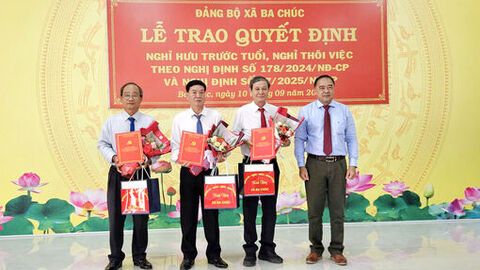 Xã Ba Chúc công bố và trao quyết định nghỉ hưu, nghỉ thôi việc cho 15 cán bộ
