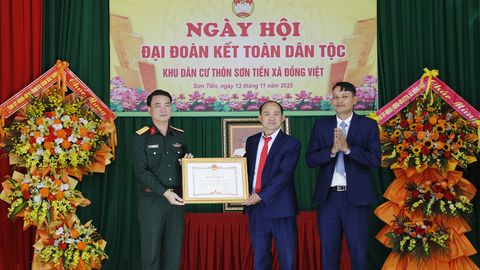 Lãnh đạo Bộ Chỉ huy quân sự tỉnh dự Ngày hội Đại đoàn kết tại thôn Sơn Tiến