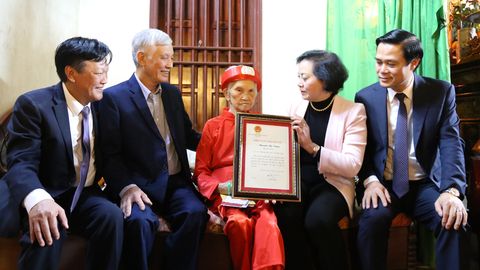 Phó Thủ tướng Phạm Thị Thanh Trà tặng quà cụ Nguyễn Thị Tuyến (phường Mão Điền) tròn 100 tuổi
