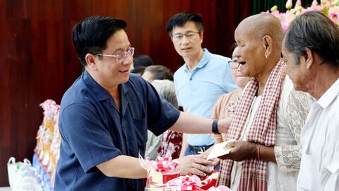 Chủ tịch UBND tỉnh An Giang Hồ Văn Mừng tặng quà tết tại 5 xã, phường