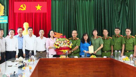 Lãnh đạo phường Long Xuyên chúc mừng Công an phường, nhân kỷ niệm 80 năm Ngày truyền thống Công an nhân dân Việt Nam