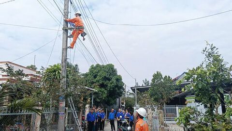 “Thắp sáng đường quê” tại xã Óc Eo