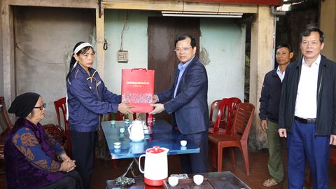 Đồng chí Phan Thế Tuấn, Phó Chủ tịch UBND tỉnh thăm hỏi, tặng quà gia đình nạn nhân tai nạn giao thông tại phường Vân Hà