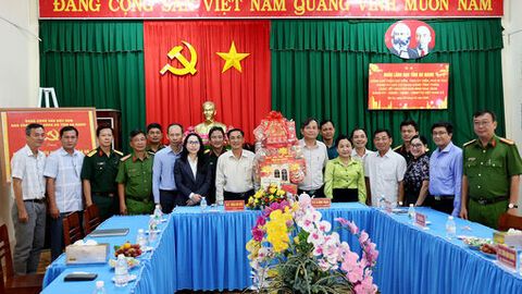 Phó Bí thư Đảng ủy Các cơ quan Đảng tỉnh An Giang Trần Chí Viễn chúc tết xã Tân An