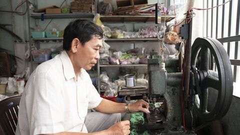 Làng nghề sống nhờ lũ