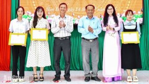 36 đảng viên mới ở Hòn Đất hoàn thành lớp bồi dưỡng lý luận chính trị
