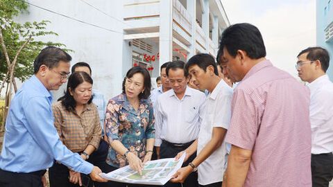 Phó Chủ tịch UBND tỉnh An Giang Nguyễn Thị Minh Thúy khảo sát vị trí xây dựng trường học tại 2 xã Vĩnh Điều và Ba Chúc