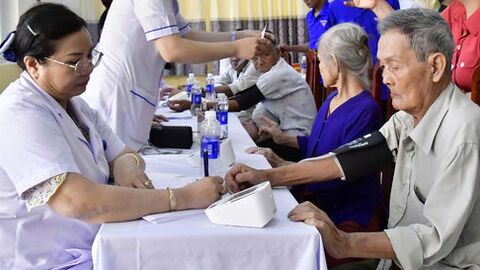 Bệnh viện Quân y 121 khám bệnh, phát thuốc cho gần 300 người dân xã Đông Hưng