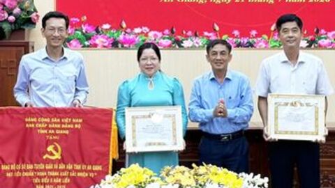 Đảng bộ Ban Tuyên giáo và Dân vận Tỉnh ủy An Giang nhận Cờ thi đua của Ban Thường vụ Tỉnh ủy