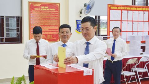 Phó Bí thư Tỉnh ủy, Chủ nhiệm Ủy ban Kiểm tra Tỉnh ủy Trần Huy Phương dự khai mạc bầu cử tại phường Từ Sơn