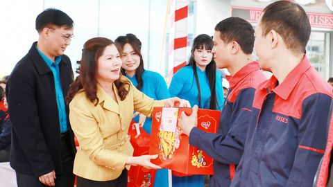 Phó Chủ tich HĐND tỉnh Lâm Thị Hương Thành tặng quà Tết công nhân khó khăn