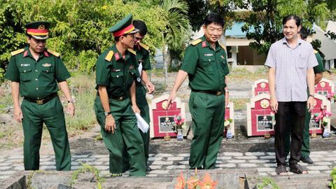 Lãnh đạo Quân khu 9 kiểm tra công tác quản lý, chăm sóc Nghĩa trang Liệt sĩ phường Tịnh Biên