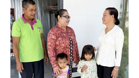 Tuổi cao vẫn gánh việc nhà, việc xã