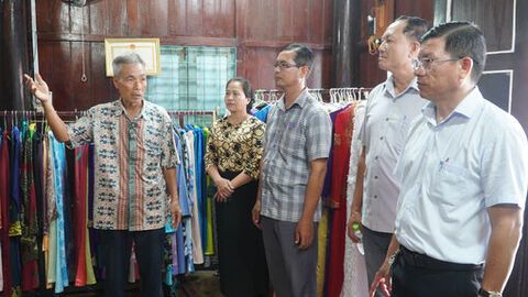 Gần nửa thế kỷ dệt nên sắc màu thổ cẩm