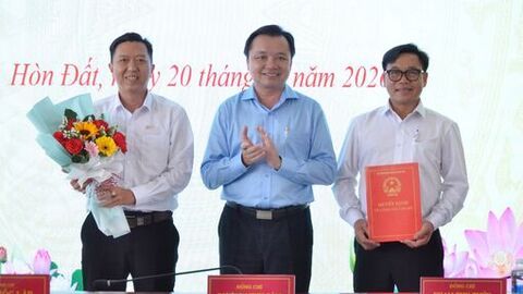 Công bố thành lập Trung tâm Dịch vụ tổng hợp xã Hòn Đất