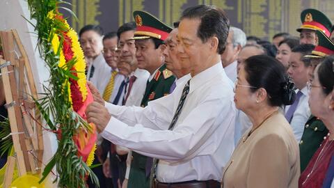 Nguyên Thủ tướng Nguyễn Tấn Dũng cùng các đồng chí lãnh đạo thành kính tưởng niệm anh hùng liệt sĩ tại An Giang