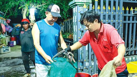 Nhộn nhịp “chợ âm phủ” mùa nước nổi