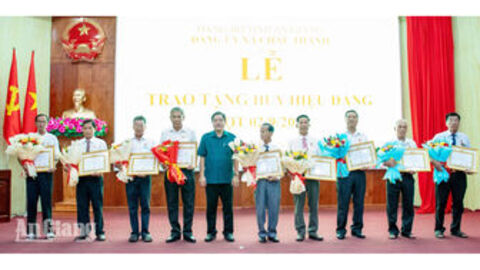 Châu Thành trao Huy hiệu Đảng cho 56 đảng viên