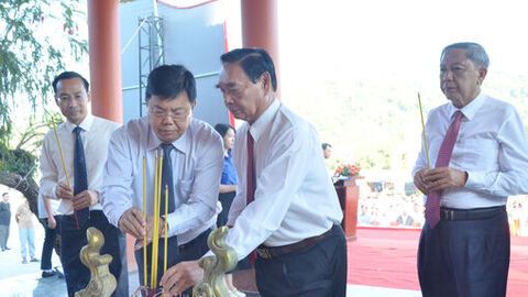 Dâng hương tưởng niệm Anh hùng Lực lượng vũ trang nhân dân Phan Thị Ràng 