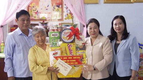 Phó Chủ tịch Thường trực HĐND tỉnh Lê Hồng Thắm chúc tết hai xã Thoại Sơn và Óc Eo