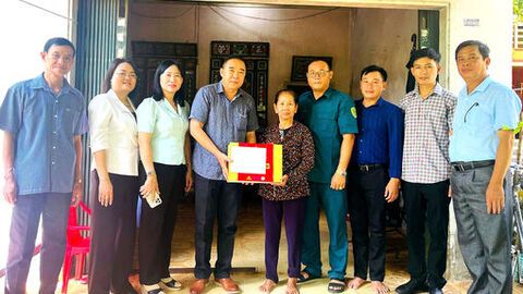 Xã Ba Chúc thăm gia đình Mẹ Việt Nam Anh hùng