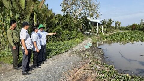 Phó Chủ tịch UBND tỉnh An Giang Lê Trung Hồ kiểm tra tiến độ thực hiện các công trình