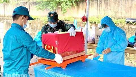 Lấy mẫu hài cốt liệt sĩ phục vụ giám định ADN tại Nghĩa trang Liệt sĩ Tri Tôn