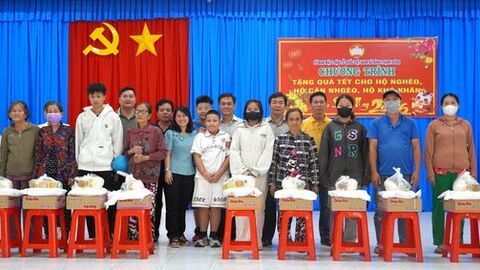 Xã Bình Thạnh Đông trao 300 phần quà Tết cho hộ nghèo, cận nghèo