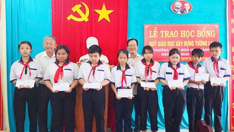 Trao học bổng cho 25 học sinh xã Thạnh Mỹ Tây