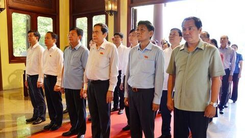 Chủ tịch Quốc hội Trần Thanh Mẫn dâng hương tại đền thờ Chủ tịch Tôn Đức Thắng