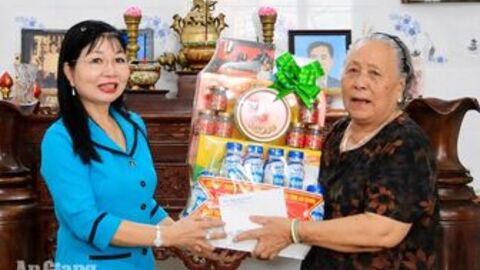 Phó Bí thư Tỉnh ủy An Giang Trần Thị Thanh Hương thăm gia đình thương binh, bệnh binh tiêu biểu