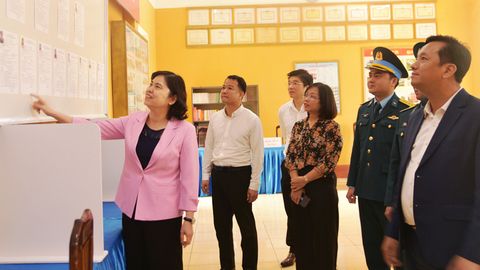 Phó Chủ tịch Thường trực HĐND tỉnh Trần Thị Hằng kiểm tra công tác bầu cử tại phường Trí Quả và Song Liễu