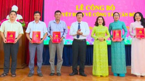 Nhơn Mỹ trao quyết định nghỉ hưu, tiếp nhận và phân công cán bộ