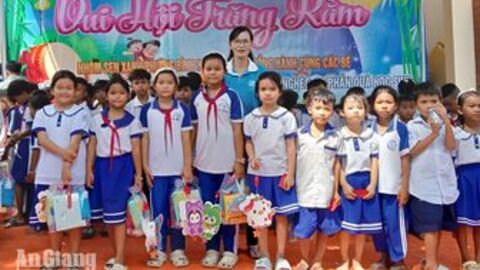 Tặng 622 phần quà cho trẻ em xã An Cư