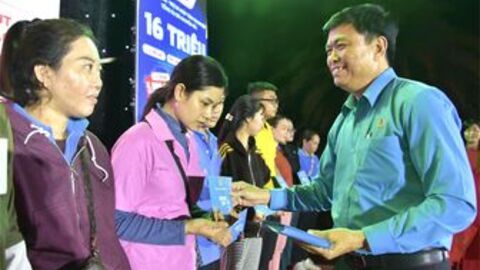 Trao 100 suất quà cho công nhân có hoàn cảnh khó khăn tại Khu công nghiệp Thạnh Lộc 