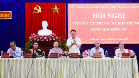 Phó Thủ tướng Chính phủ Lê Thành Long tiếp xúc cử tri phường Châu Đốc