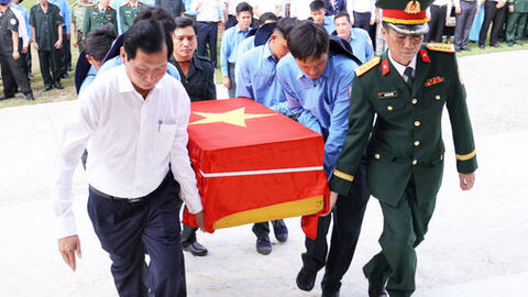 Đón Đội K92, K93 hoàn thành nhiệm vụ quy tập 170 hài cốt liệt sĩ về nước 