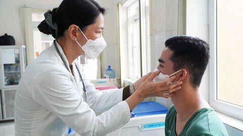 Người lính khoác áo blouse