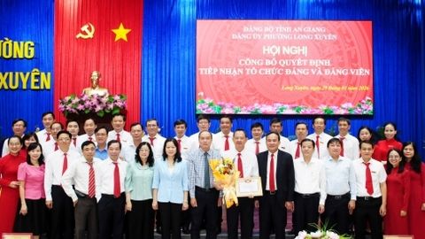 Đảng bộ phường Long Xuyên tiếp nhận Đảng bộ Agribank chi nhánh An Giang