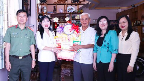 Phó Bí thư Tỉnh ủy An Giang Trần Thị Thanh Hương thăm, chúc tết tại phường Long Xuyên