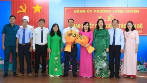 Phường Long Xuyên trao quyết định công tác cán bộ 
