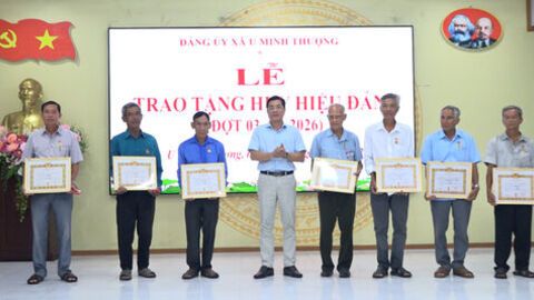 Đảng ủy xã U Minh Thượng trao Huy hiệu Đảng